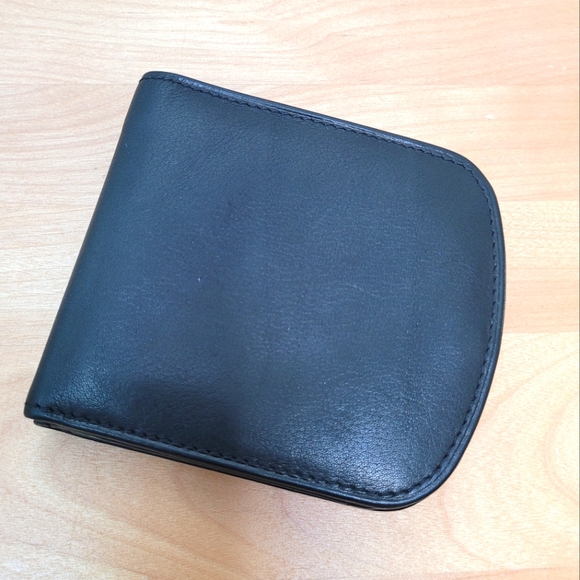 BLACK LEATHER WALLET | Snap Closure